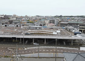 普通車も二輪車も安全で理想的な2階建て教習コース