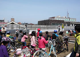 小学校や中学校で安全指導を行っております
